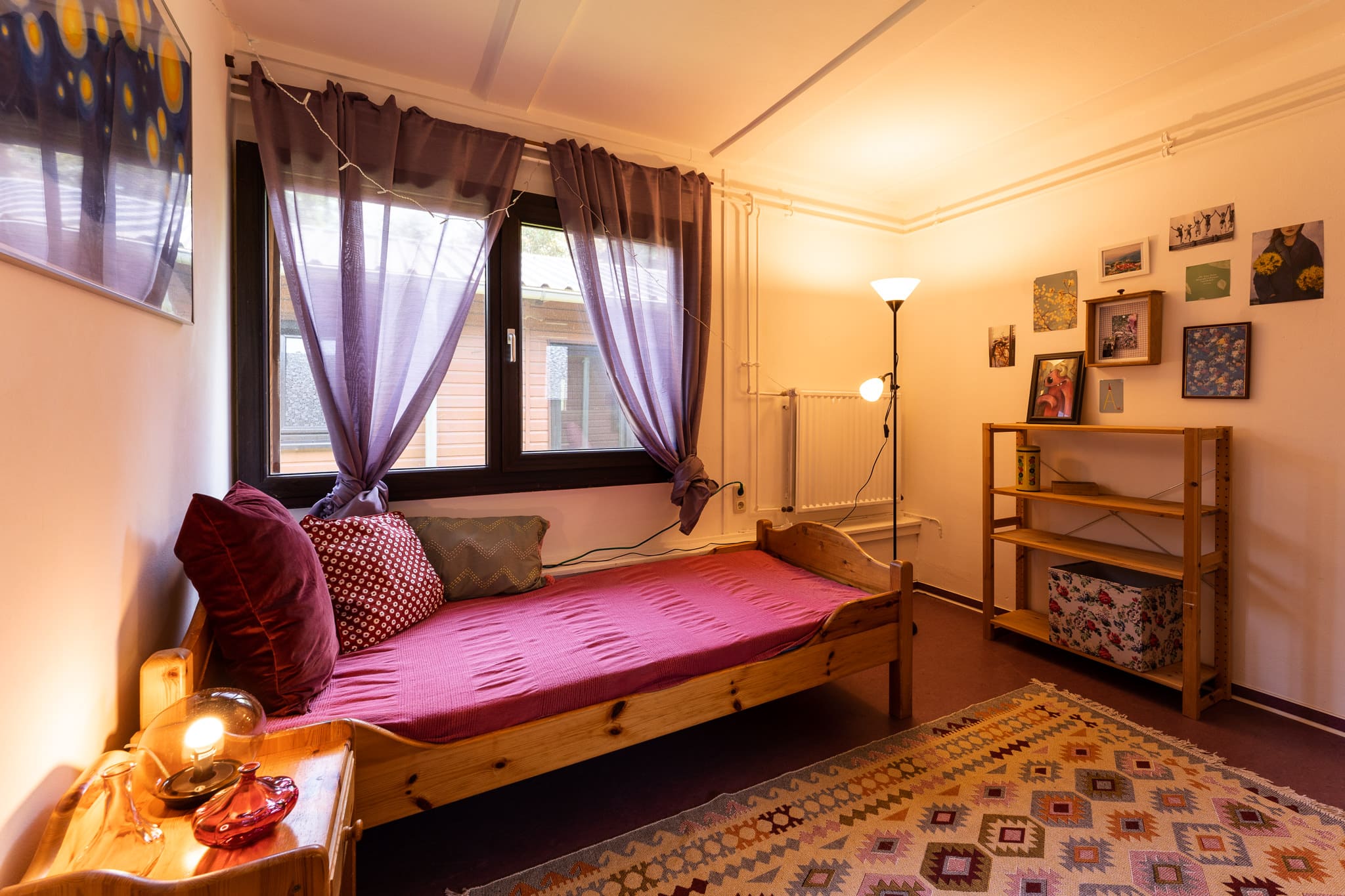 Gemütliches Schlafzimmer mit Tagesbett und Dekorationen