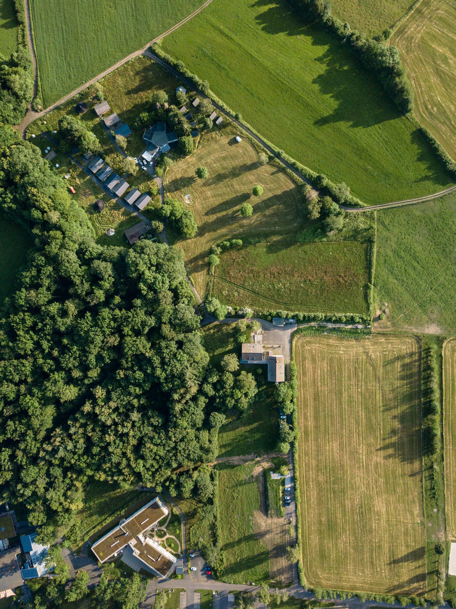 Luftaufnahme von Feldern und Wäldern in Deutschland