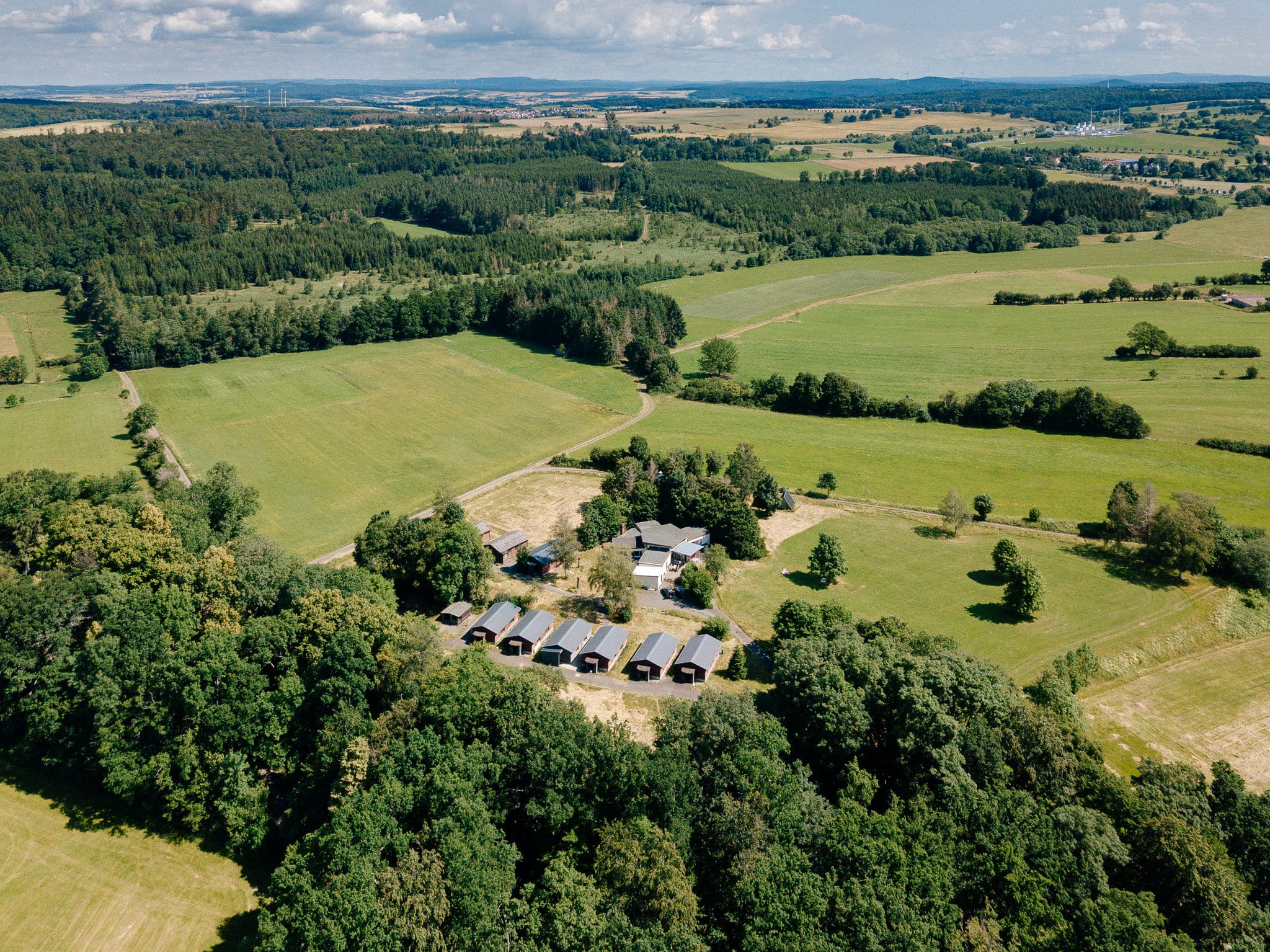Luftaufnahme eines Bauernhofs in grüner Landschaft