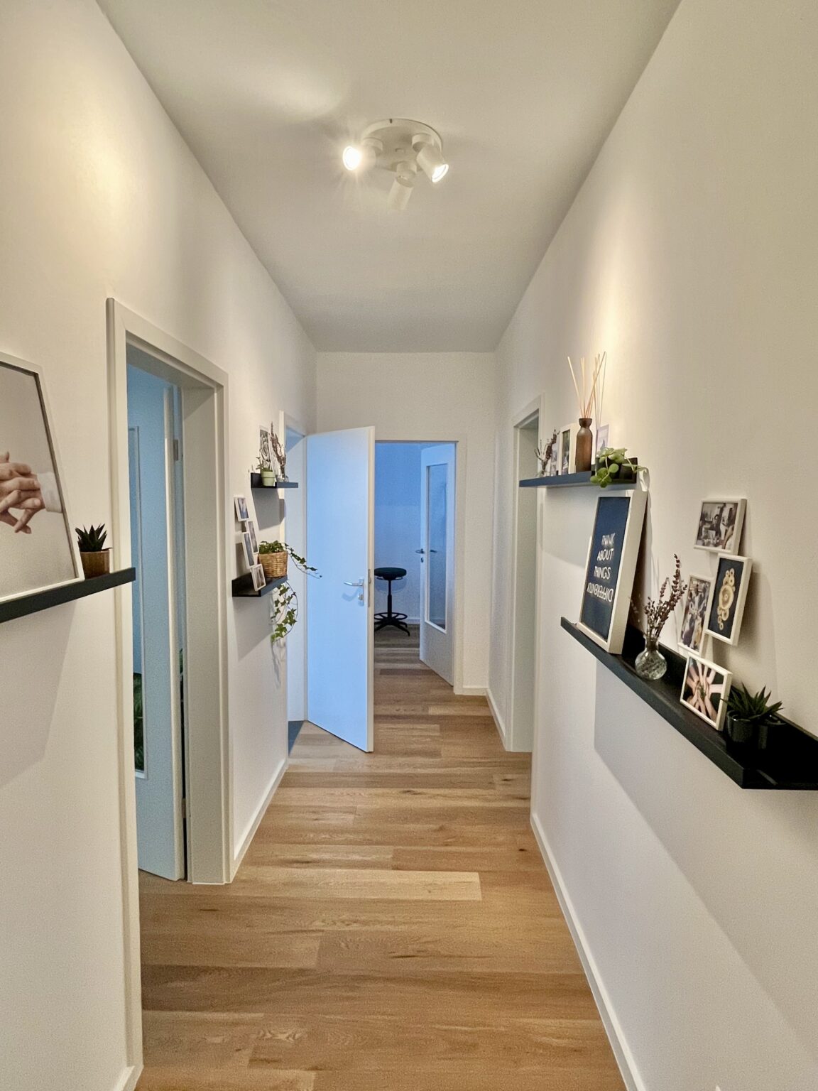 Moderner Flur mit Holzboden und Dekorationen