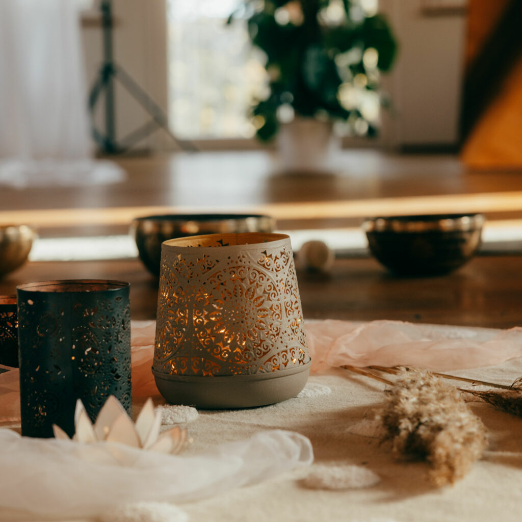 Kerzenlicht und entspannte Yoga-Atmosphäre im Studio