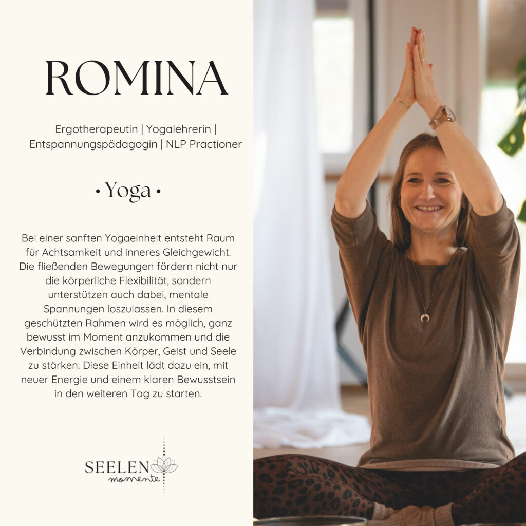 Frau beim Yoga lächelnd mit geschlossenen Händen